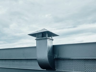 Chapeaux et sorties de toit : protéger efficacement votre conduit inox