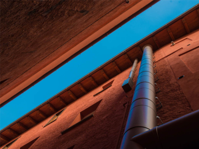 Conduit inox extérieur ou intérieur : que faut-il privilégier ?