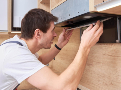 Étanchéité et sécurité : bien poser sa plaque et son chapeau de cheminée inox
